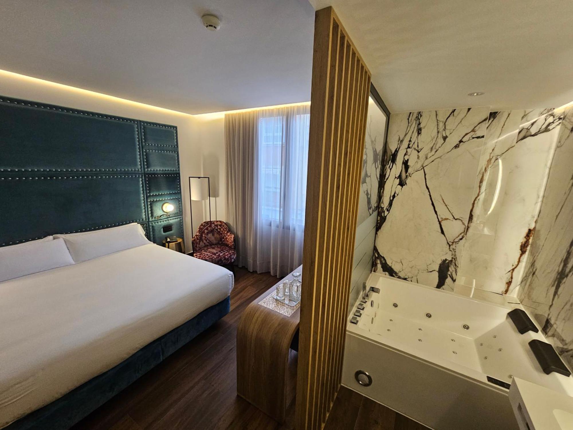 Hotel Las Tres Campanas Badajoz Kültér fotó